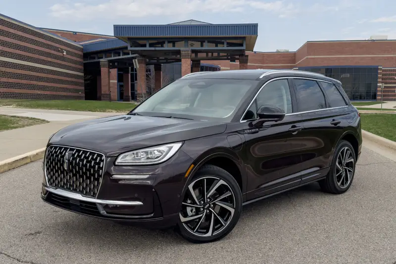 lincoln-corsair-2023-01-exterior-front-angle