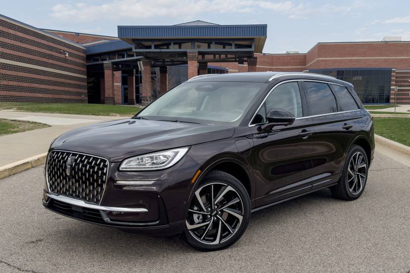 lincoln-corsair-2023-01-exterior-front-angle