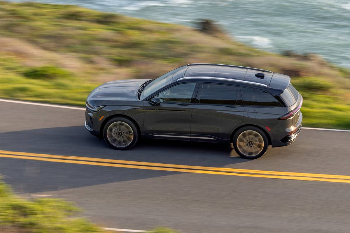 Lincoln Unveils 2024 Nautilus With Turbo-Hybrid, 5G And 48-inch  Coast-To-Coast Display