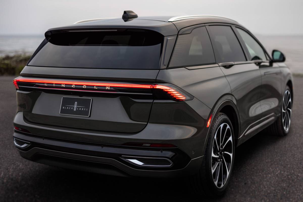 Lincoln Unveils 2024 Nautilus With Turbo-Hybrid, 5G And 48-inch  Coast-To-Coast Display