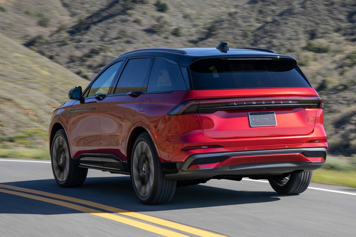 Lincoln Unveils 2024 Nautilus With Turbo-Hybrid, 5G And 48-inch  Coast-To-Coast Display