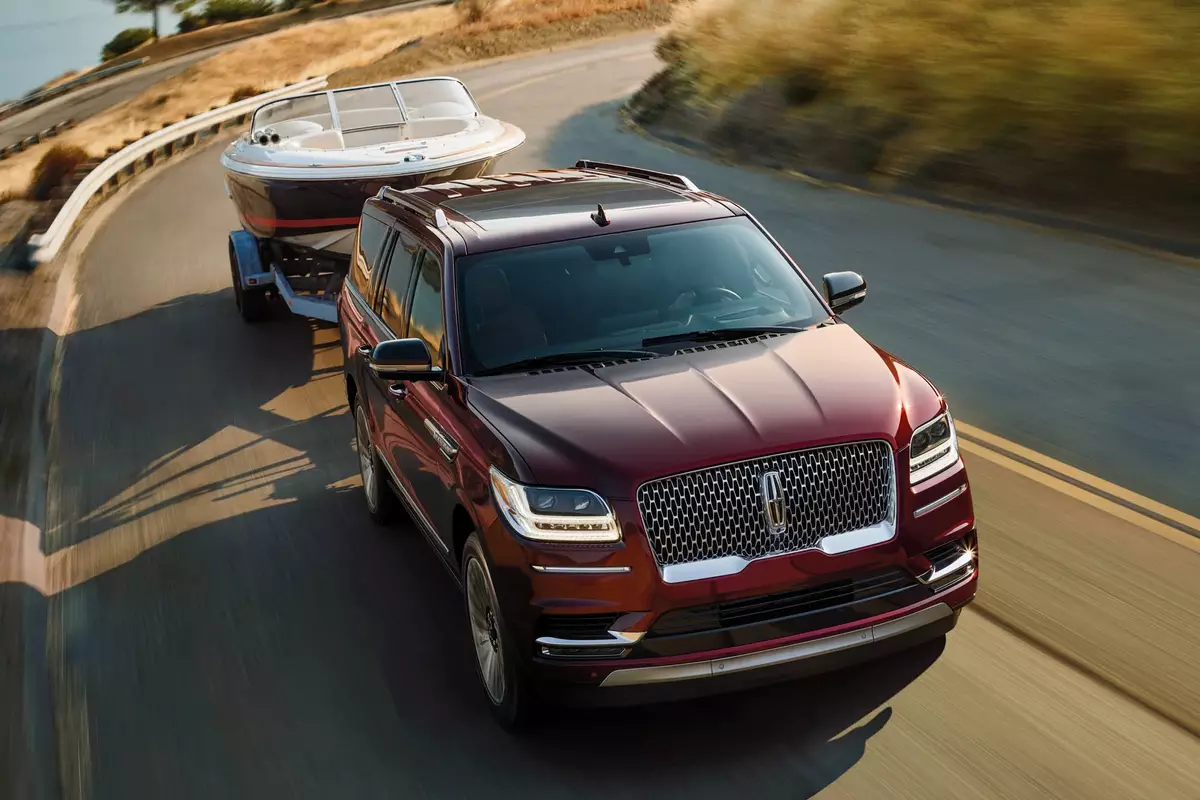 Lincoln Navigator Vs. Ford Expedition: Is the Luxury Badge Worth