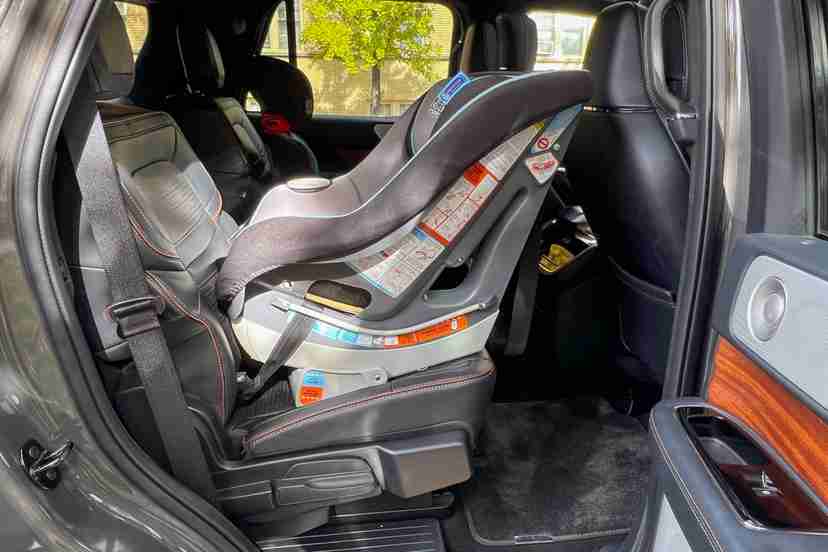 lincoln-navigator-2022-03-car-seat-interior-backseat