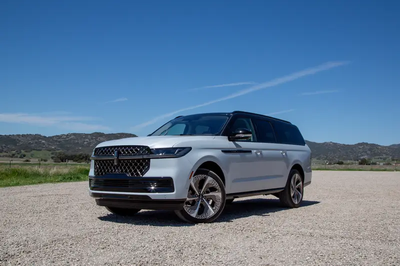 lincoln-navigator-2025-01-exterior-front-angle-grey