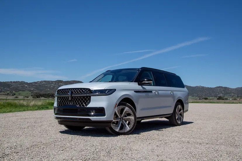 lincoln-navigator-2025-01-exterior-front-angle-grey