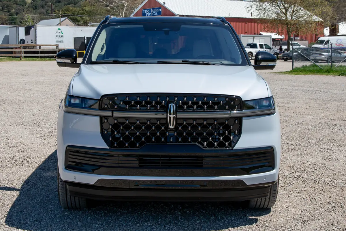 lincoln navigator 2025 02 exterior front grey jpg
