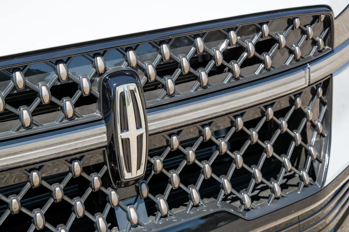 lincoln navigator 2025 03 exterior grille jpg