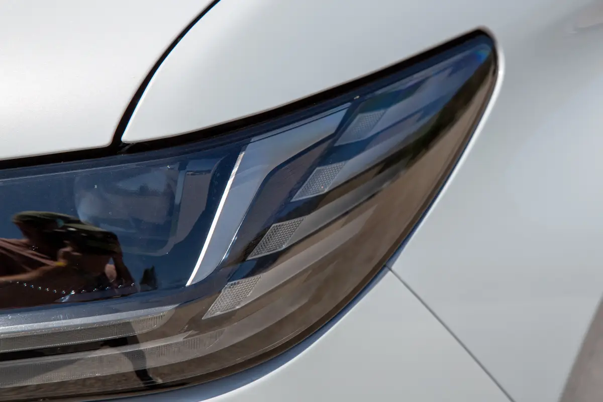 lincoln navigator 2025 04 exterior headlight jpg