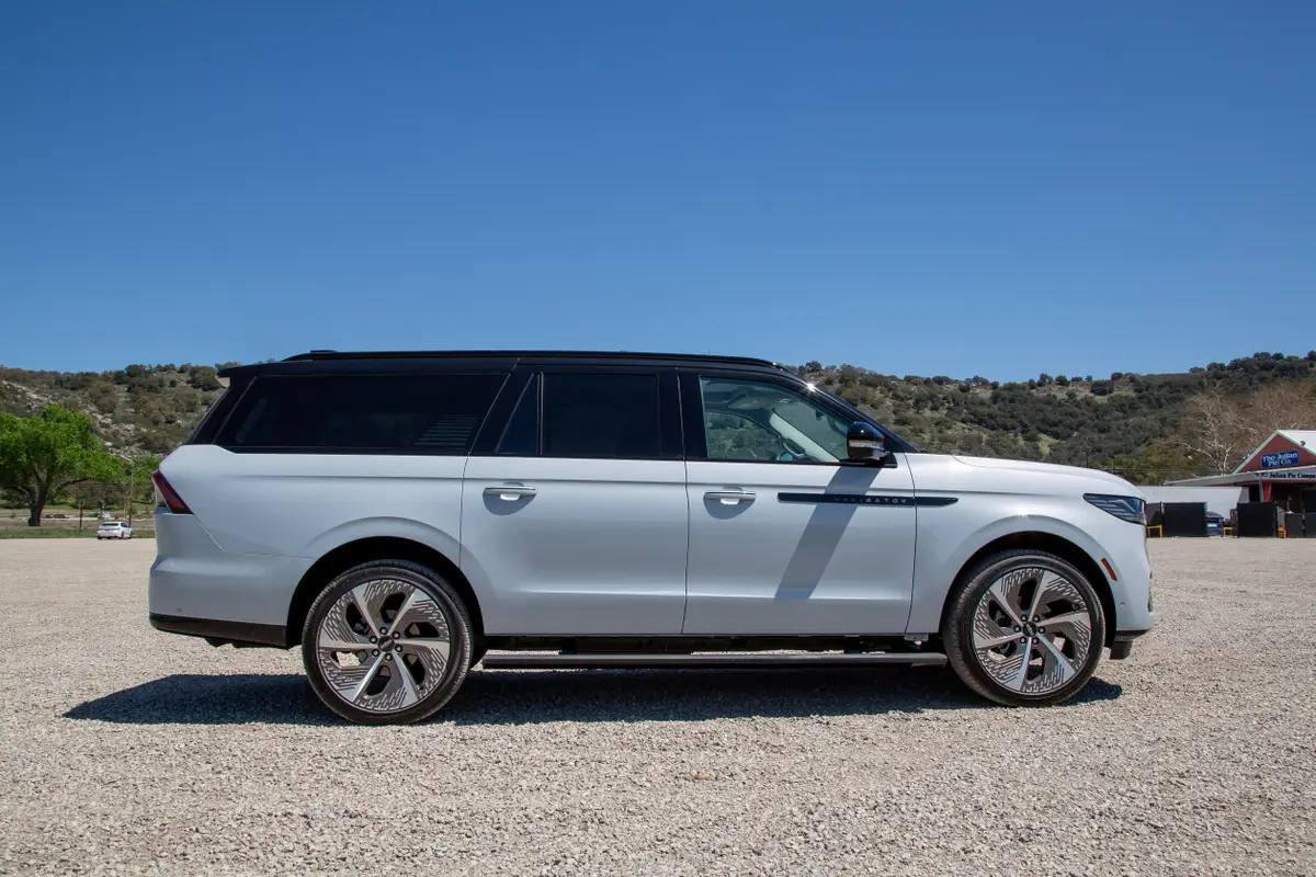lincoln navigator 2025 05 exterior profile grey jpg
