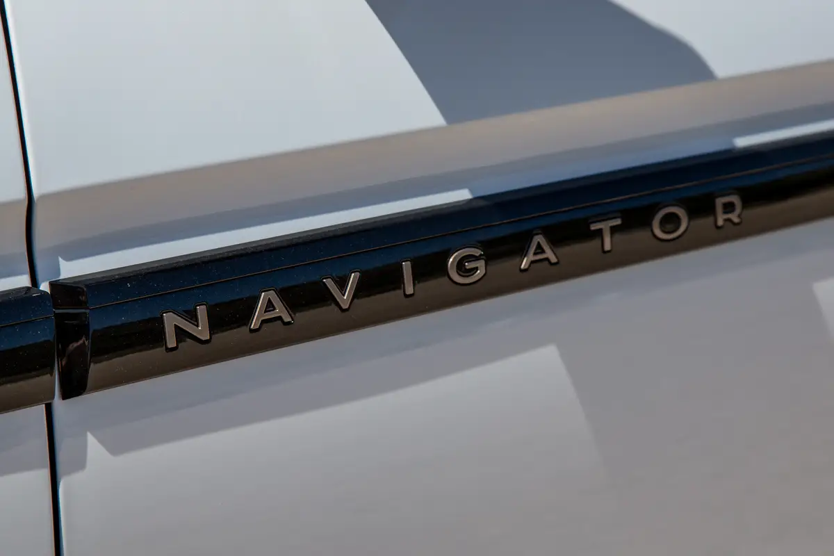 lincoln navigator 2025 07 exterior profile badge jpg