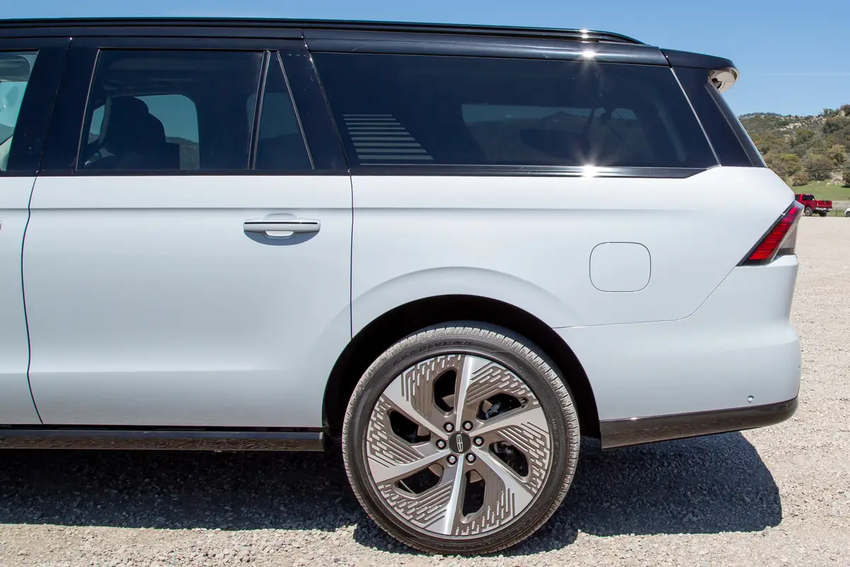 lincoln navigator 2025 08 exterior rear wheel jpg