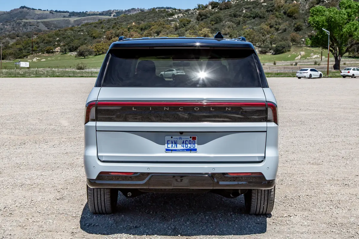 lincoln navigator 2025 11 exterior rear grey jpg