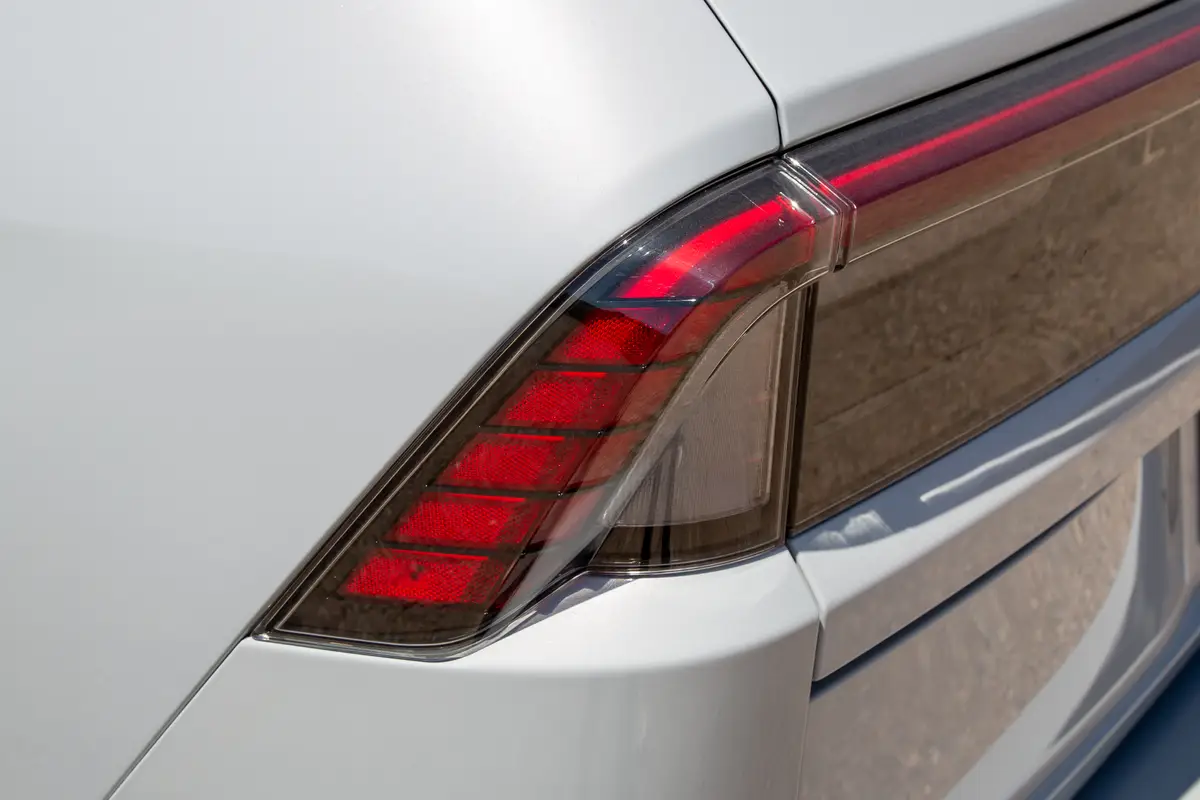 lincoln navigator 2025 12 exterior taillight jpg