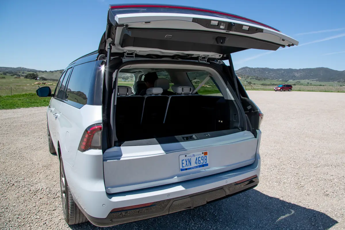 lincoln navigator 2025 37 interior cargo jpg
