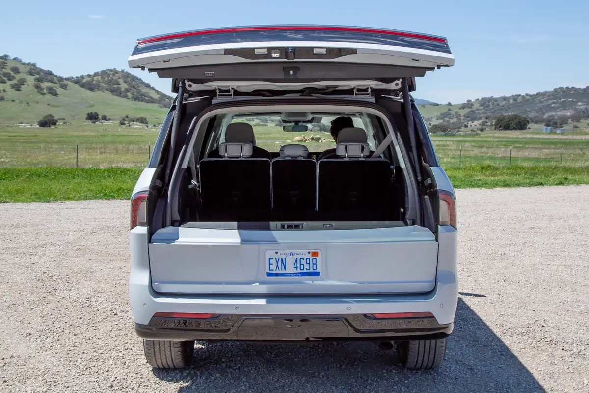 lincoln navigator 2025 39 interior cargo jpg