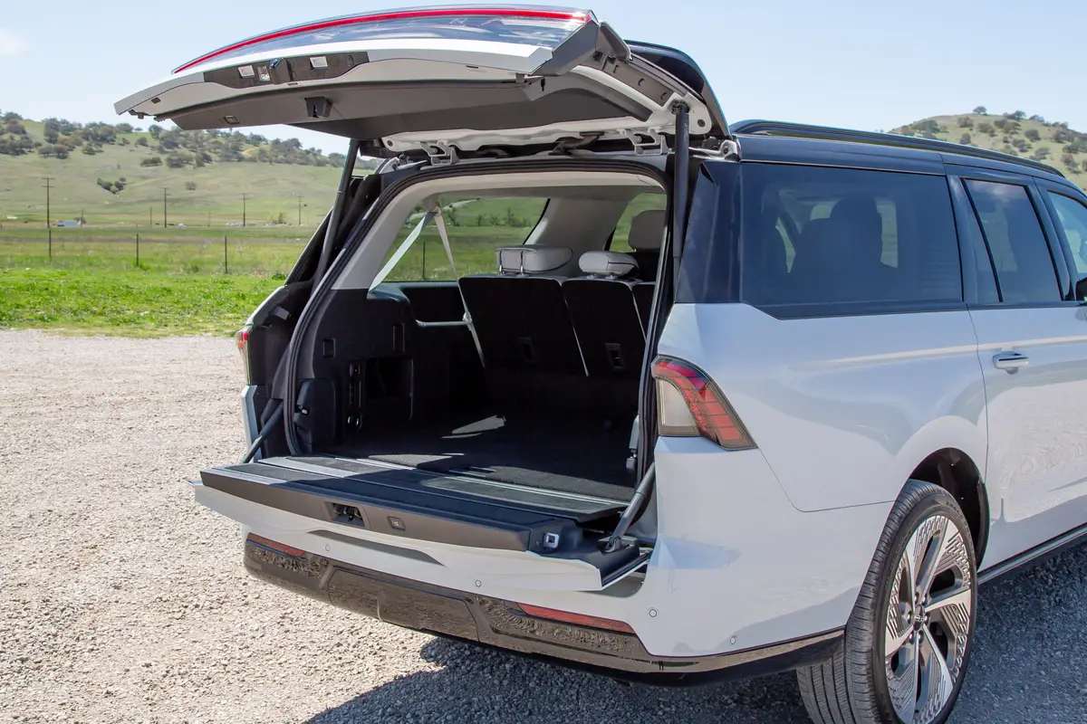 lincoln navigator 2025 41 interior cargo jpg