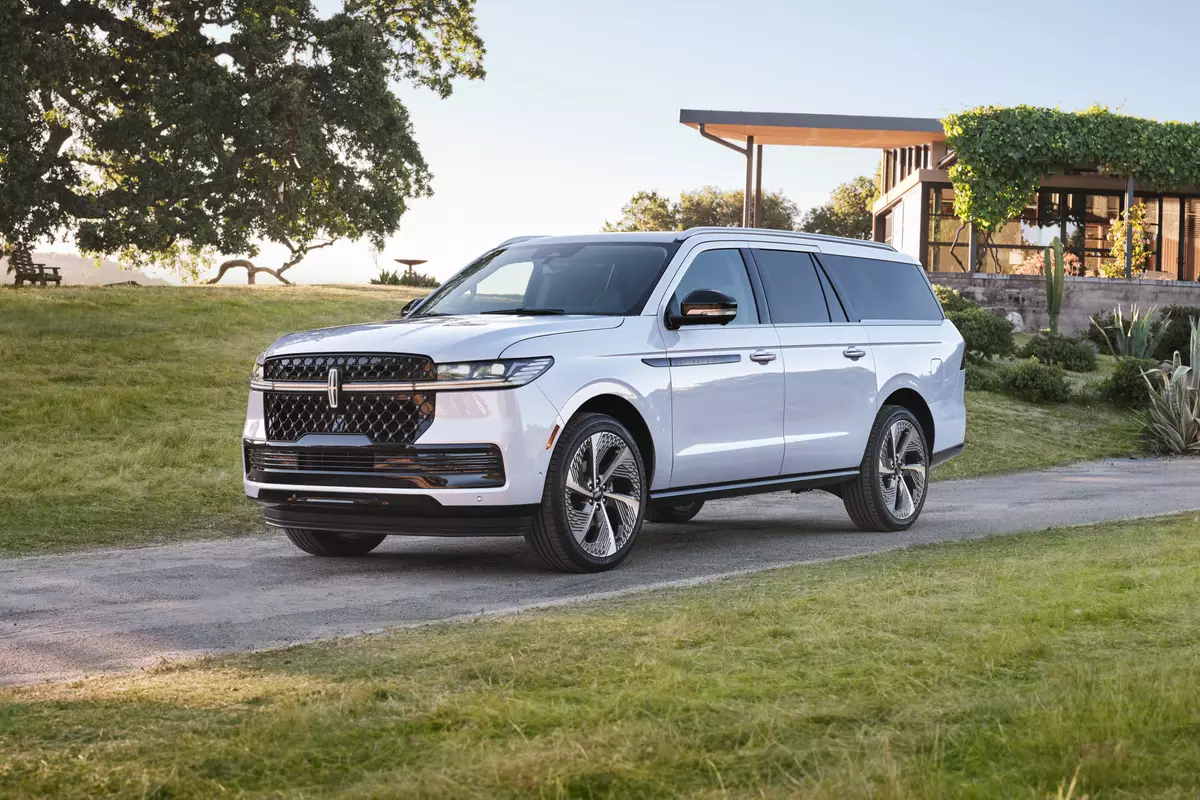 UltraLuxe 2025 Lincoln Navigator Goes Big on Screens