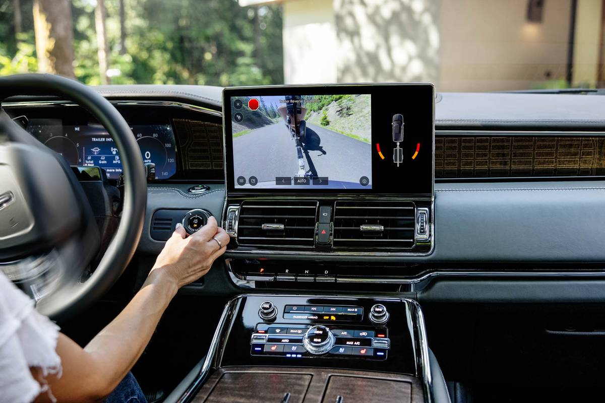 lincoln-navigator-chroma-caviar-black-label-2022-oem-06-center-stack-display-front-row-infotainment-system-interior-towing-camera