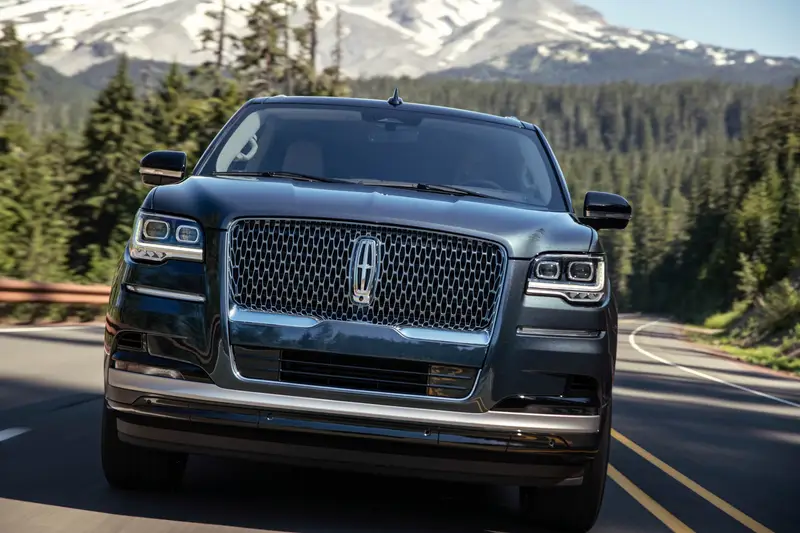 lincoln-navigator-flight-blue-reserve-2022-oem-03-dynamic-exterior-front-rear