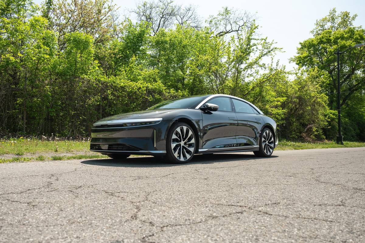 lucid-air-grand-touring-2023-04-exterior-front-angle