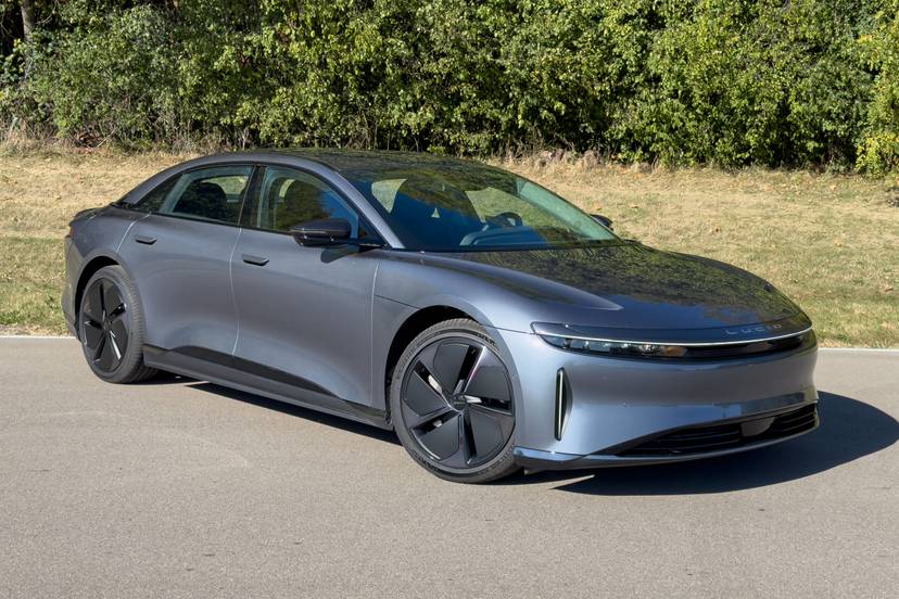 lucid-air-pure-2025-01-exterior-front-angle