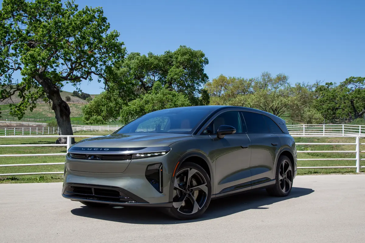 lucid gravity 2026 01 exterior front angle jpg