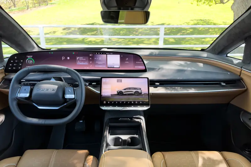 lucid-gravity-2026-19-interior-front-row