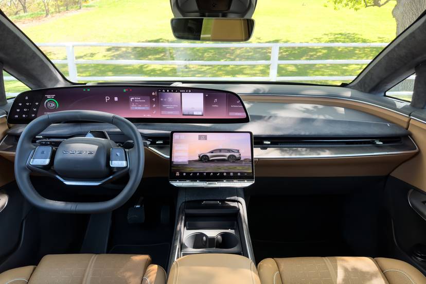 lucid-gravity-2026-19-interior-front-row