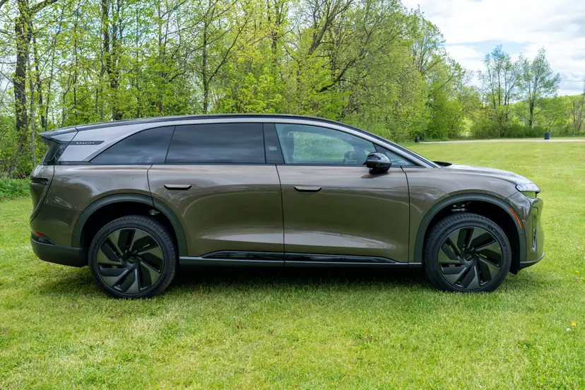 lucid-gravity-grand-touring-2026-06-exterior-profile