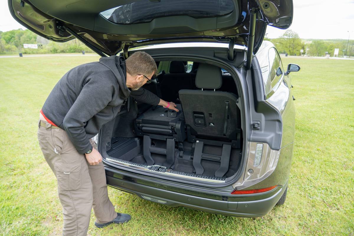 lucid gravity grand touring 2026 31 interior cargo seats folded scaled jpg
