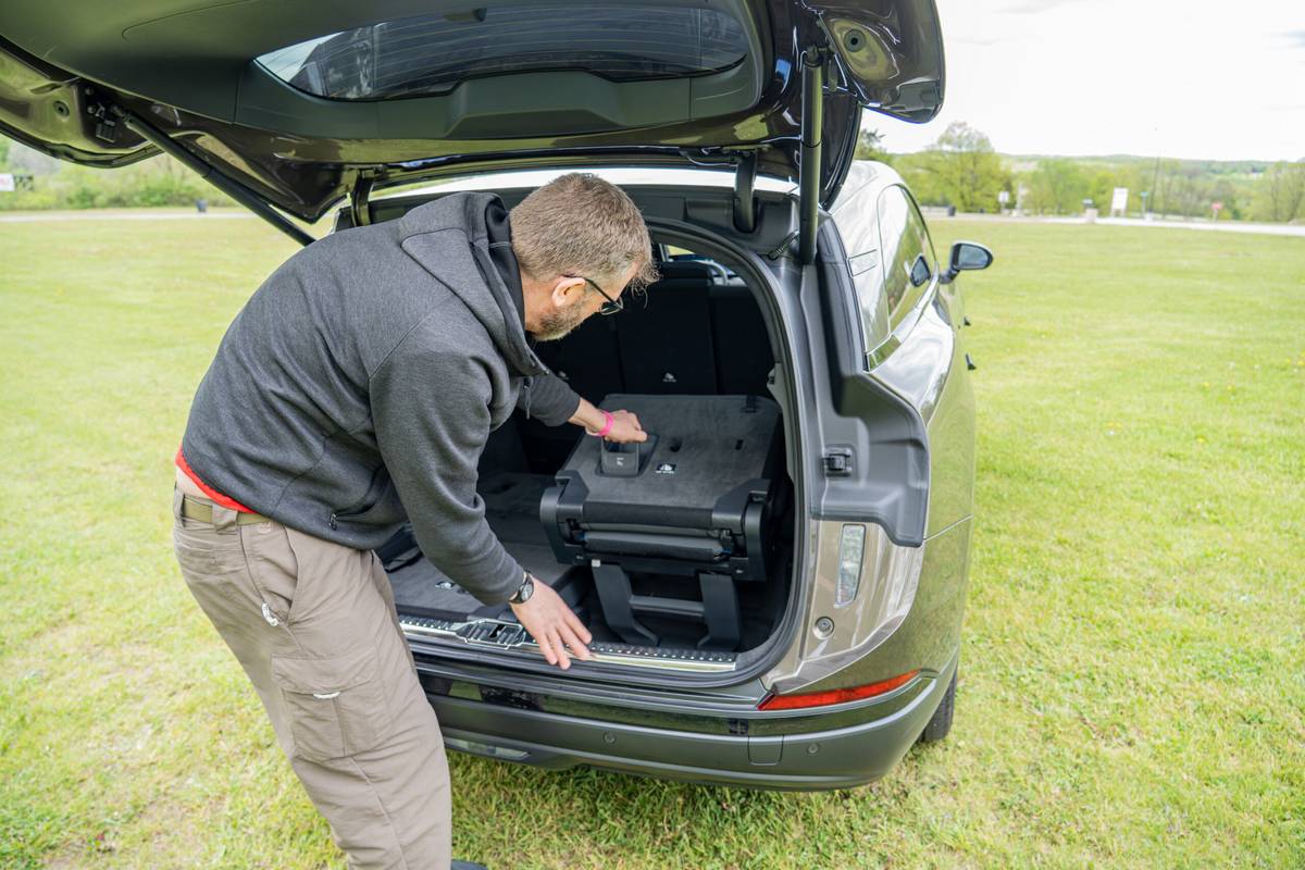 lucid gravity grand touring 2026 33 interior cargo seats folded scaled jpg