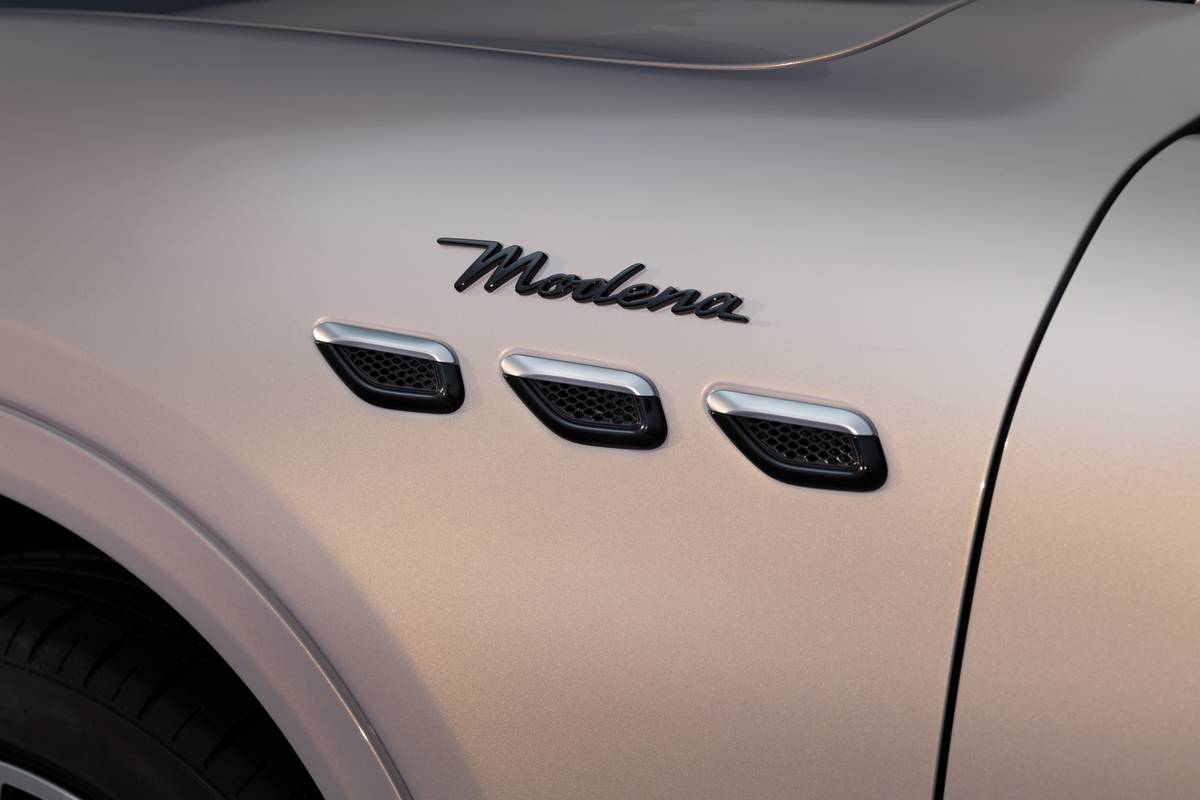 maserati grecale 2023 19163 badge exterior silver suv jpg