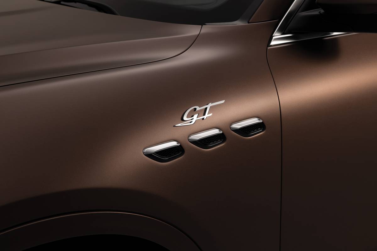 maserati grecale 2023 19193 badge bronze exterior suv jpg