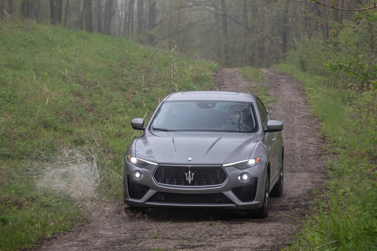 maserati-levante-2019-03-angle--dynamic--exterior--front--outdoors--silver.jpg