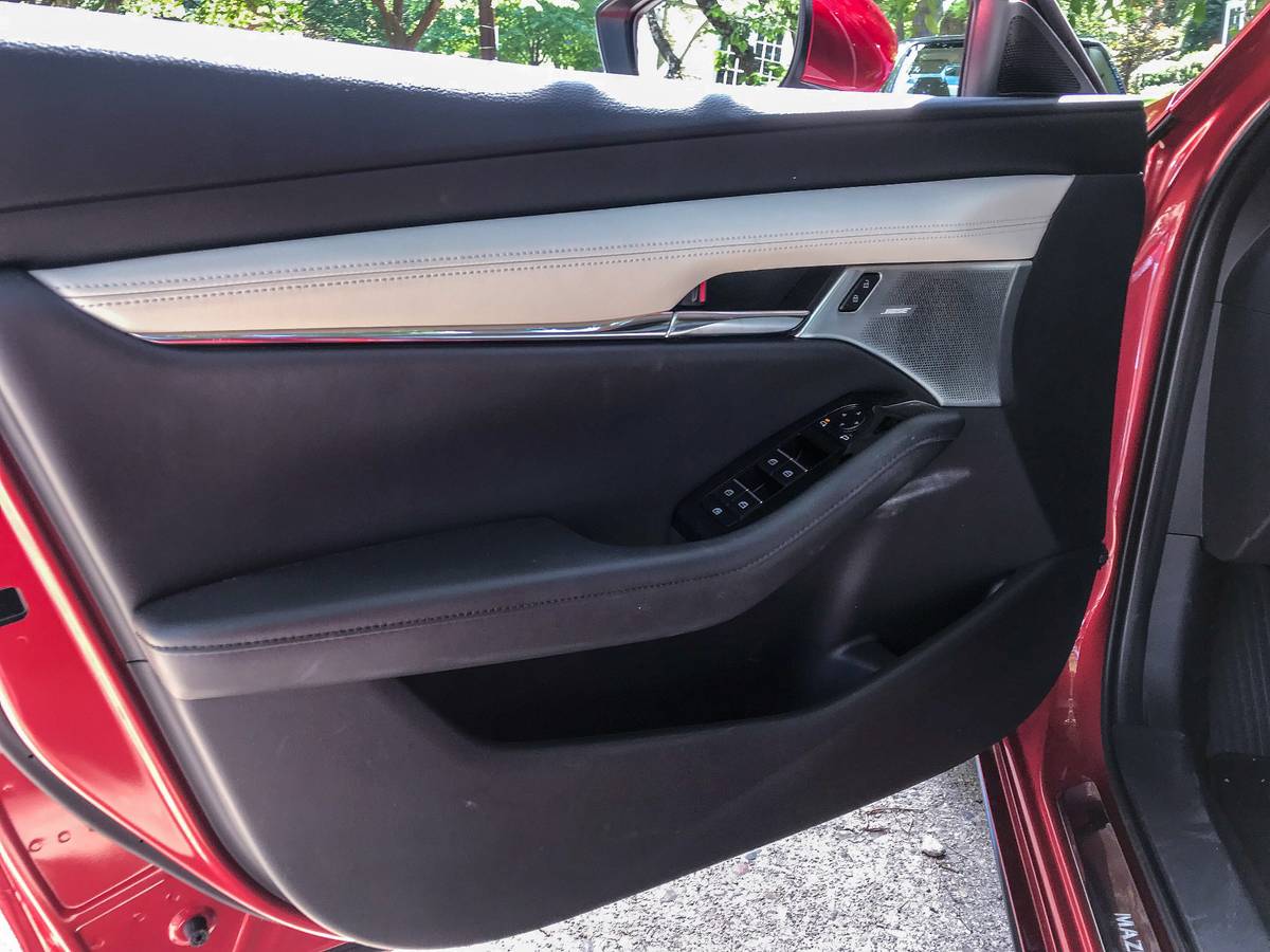 mazda mazda3 2019 13 doors interior jpg