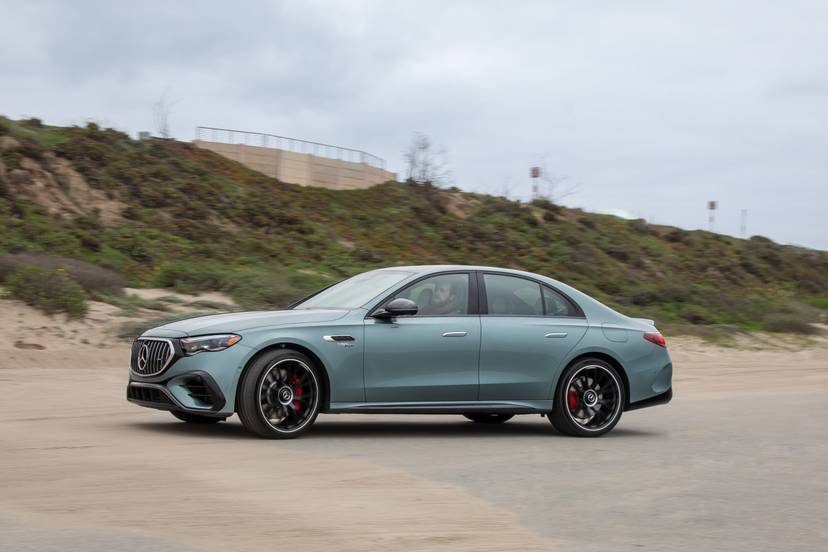 mercedes-amg-e53-2026-01-exterior-dynamic-front-angle