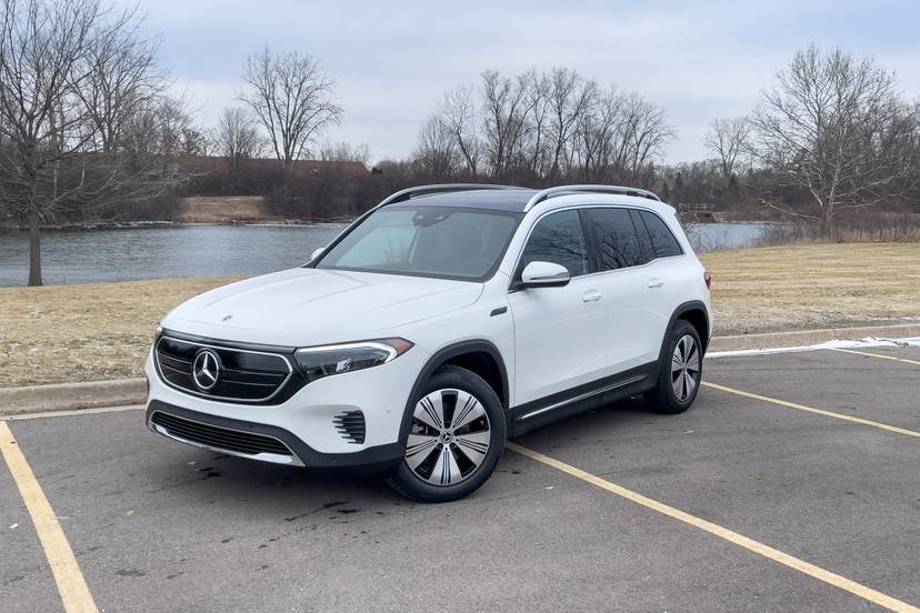 mercedes-benz-eqb-300-2022-01-exterior-front-angle