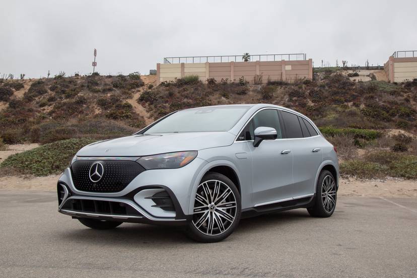 mercedes-benz-eqe-320_-2025-01-exterior-front-angle