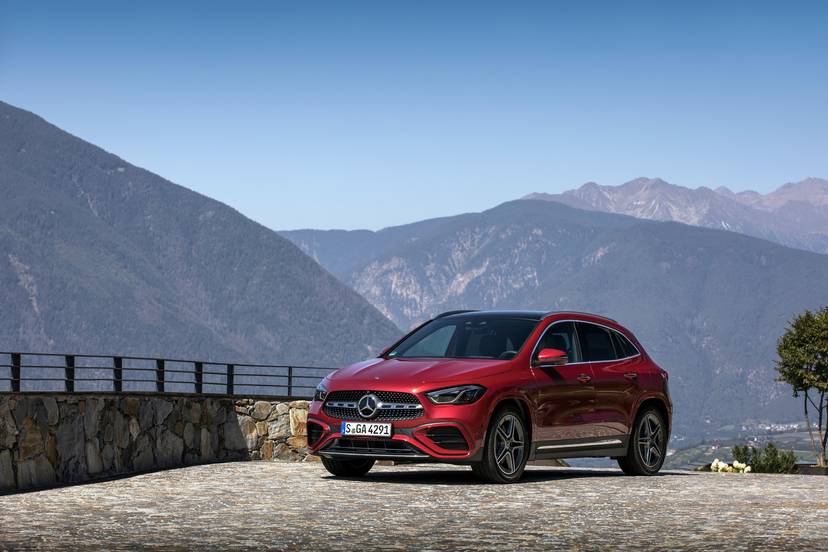 mercedes-benz-gla-2026-exterior-oem-01