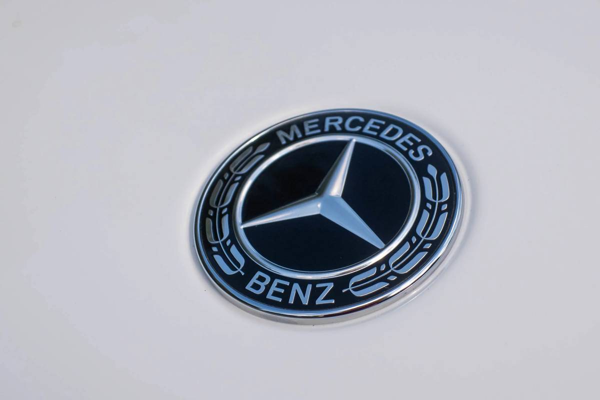 mercedes benz gla 250 2021 05 badge  detail  exterior  front  hood  white jpg