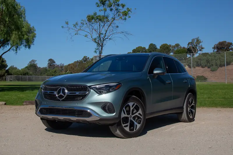 mercedes-benz-glc-350e-2025-01-exterior-front-angle