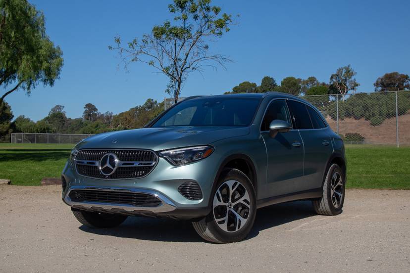 mercedes-benz-glc-350e-2025-01-exterior-front-angle