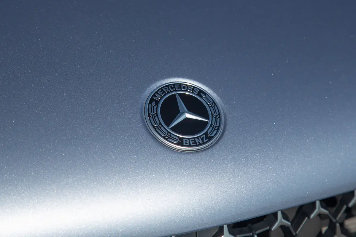 mercedes benz gle 450 coupe 2025 03 exterior front badge jpg