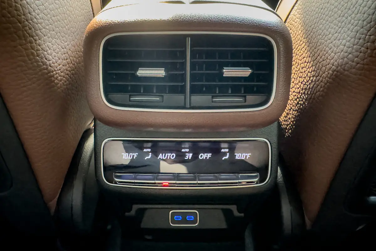 mercedes benz gle 450 coupe 2025 30 interior backseat climate control scaled jpg