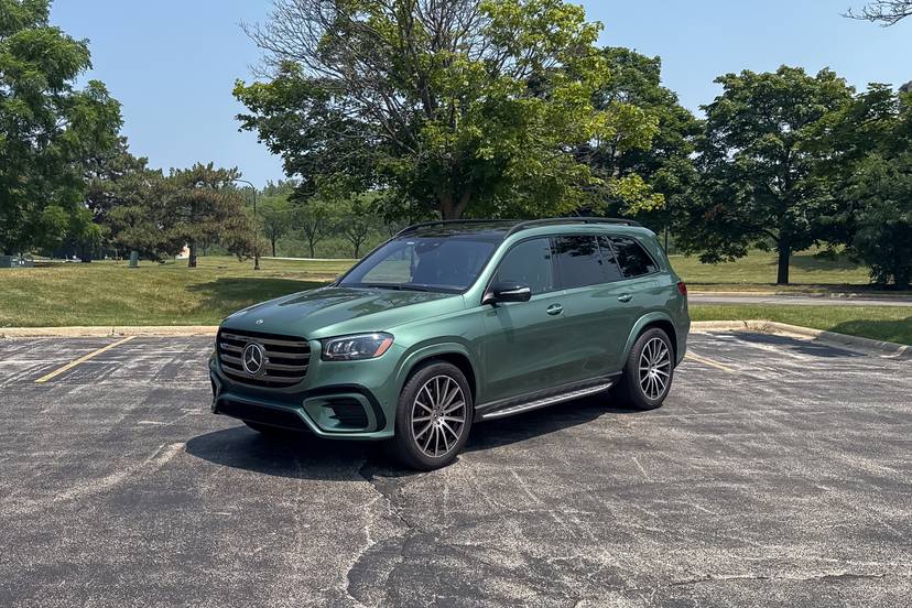 mercedes-benz-gls-580-2025-01-exterior-front-angle