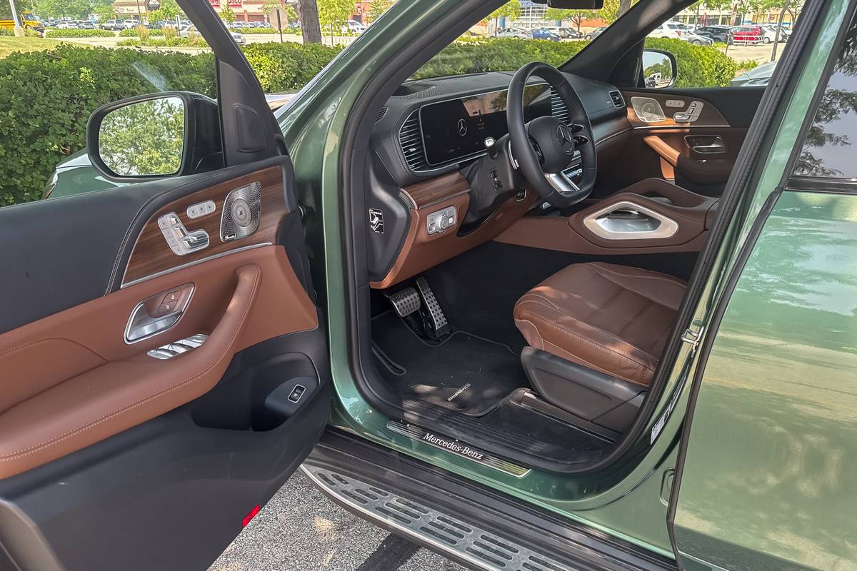 mercedes benz gls 580 2025 03 interior front row jpg