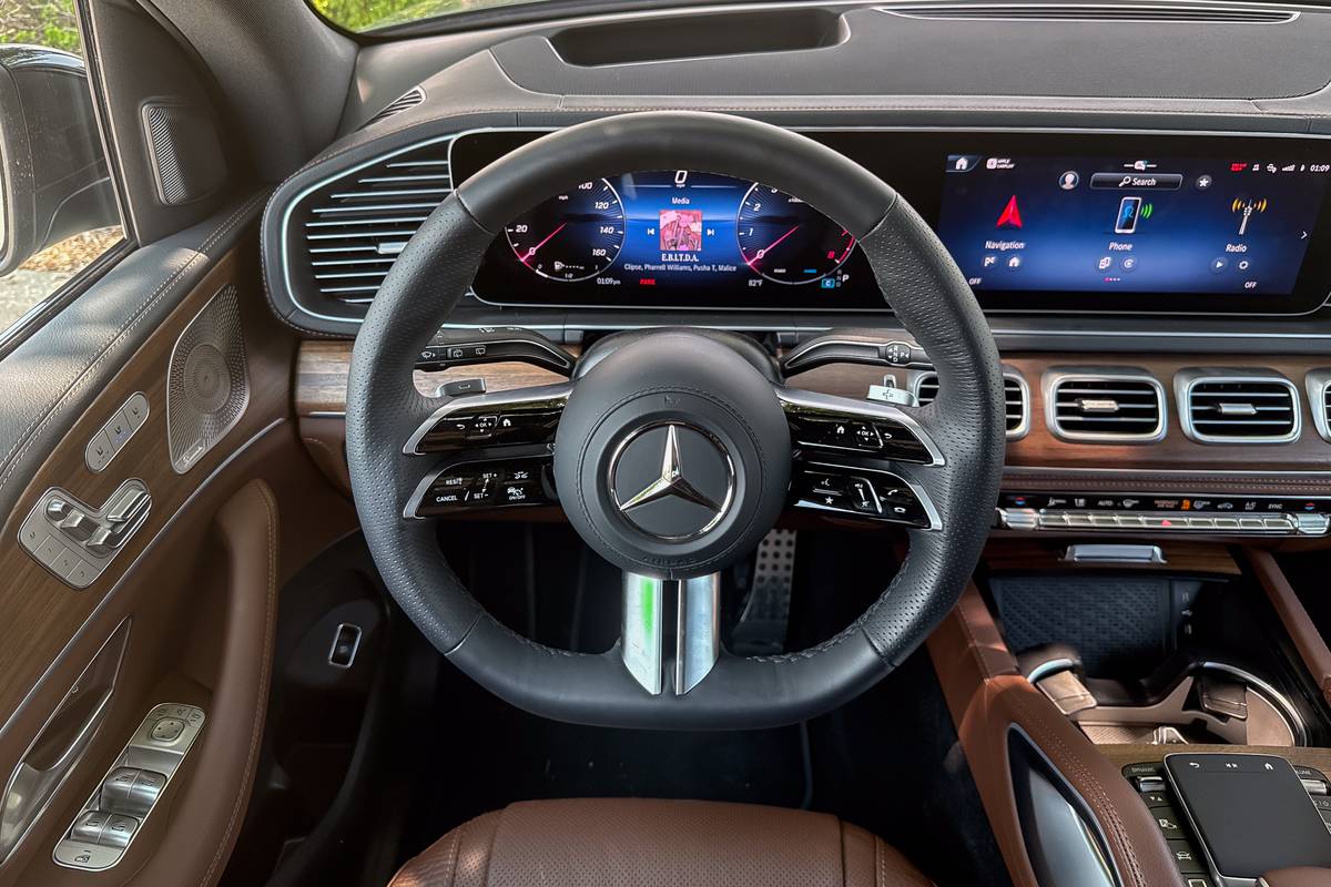 mercedes benz gls 580 2025 06 interior steering wheel jpg