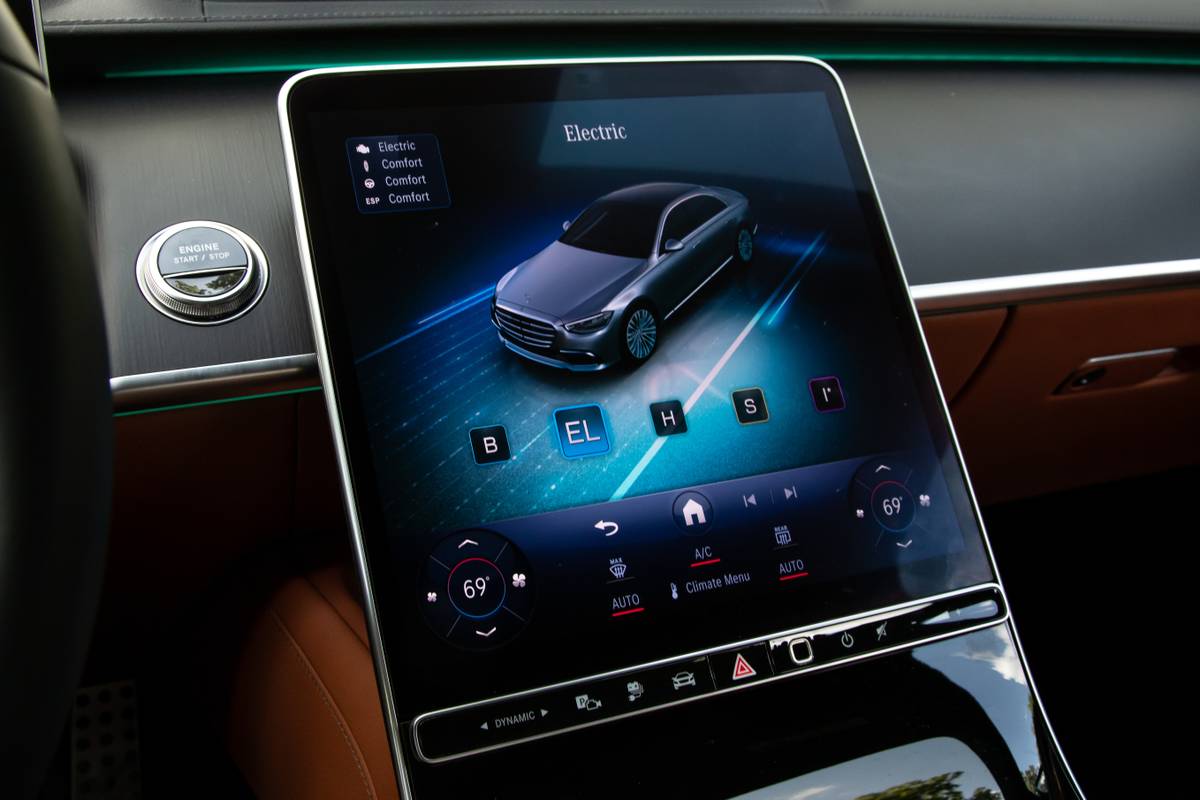 mercedes benz s 580 phev 2025 32 interior center stack display jpg