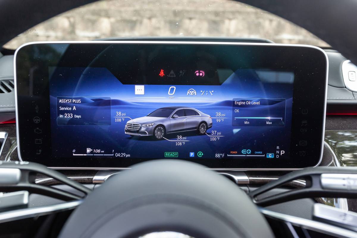 Will the new CarPlay finally allow fullscreen on Mercedes MBUX? Since that  photo clearly is from a Mercedes. : r/mercedes_benz