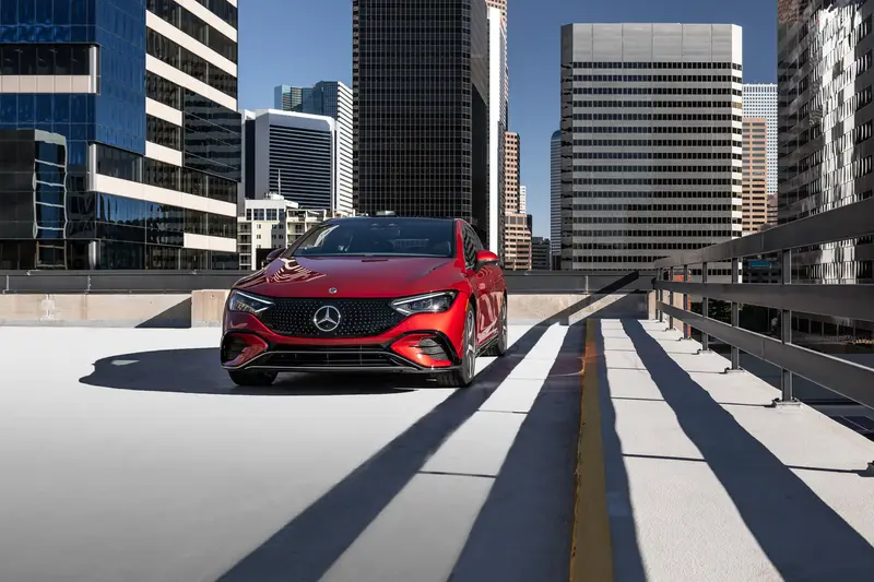 mercedes-eq-eqe-500-4matic-sedan-2025-exterior-oem-01